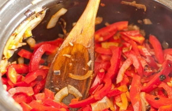 1. Этап. Свинина тушеная с болгарским перцем: Добавляем болгарский перец и жарим еще 5 минут.