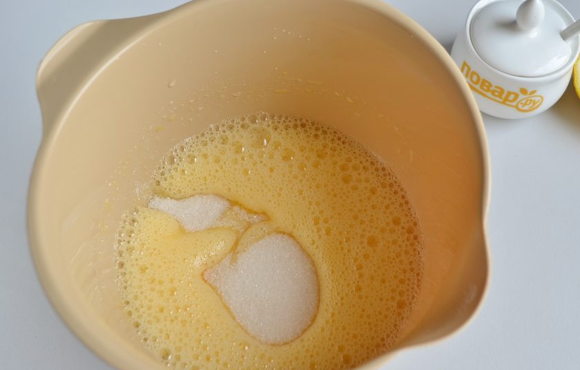 1. Этап. Бисквитный рулет Сладкий поцелуй: 3. Всыпьте весь сахар и увеличьте обороты до максимальных. Взбивайте 7-10 минут.