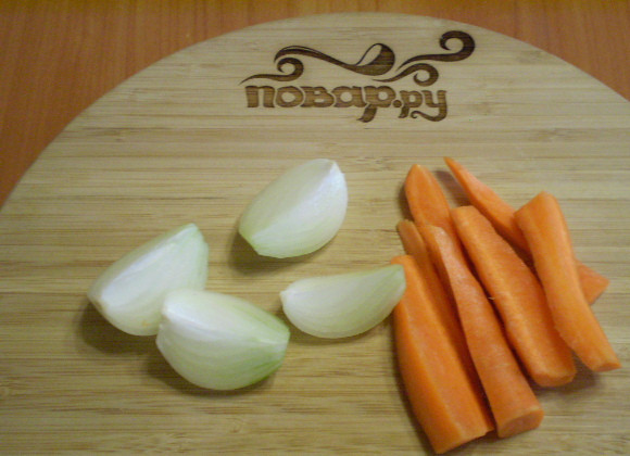 1. Этап. Бульон из куриных костей: Порежьте крупно лук и морковь.