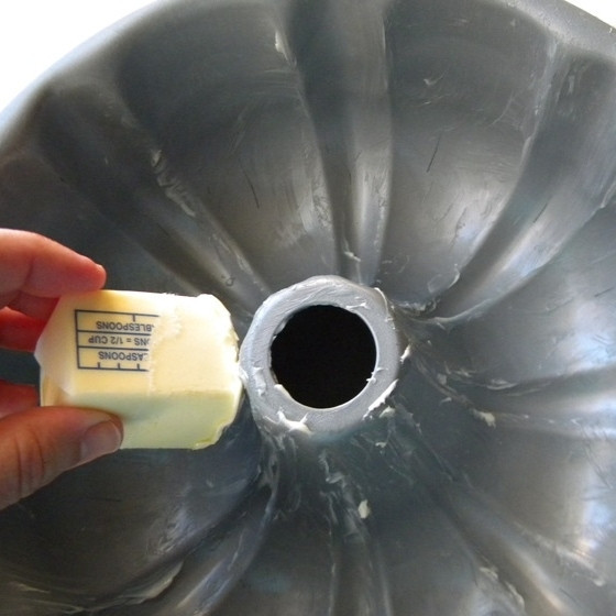 1. Этап. Торт из тыквы: Форму для торта смазываем сливочным маслом или маргарином.