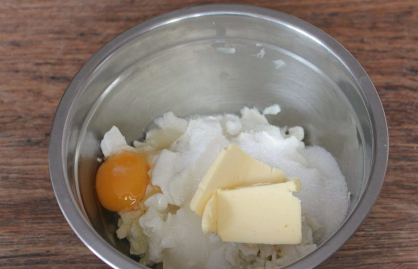 1. Этап. Ватрушки из сушек: Добавляем яйцо и масло. Все перемешиваем блендером.