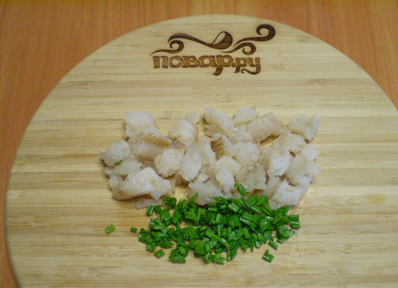 1. Этап. Рыбный суп для детей: 6. Порежьте мелко зелень и рыбку.