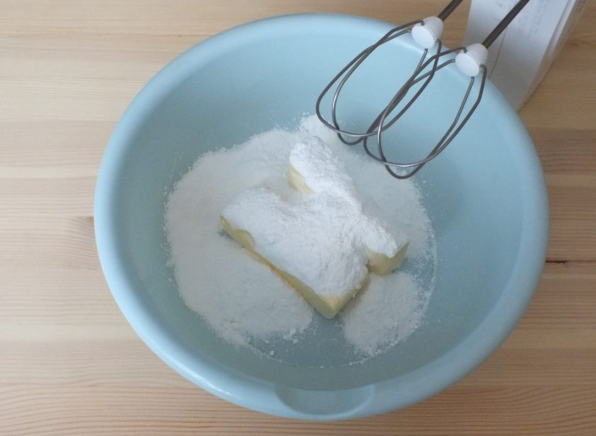 1. Этап. Песочники: В чашу положите мягкое масло и просеянную сахарную пудру. Взбейте.