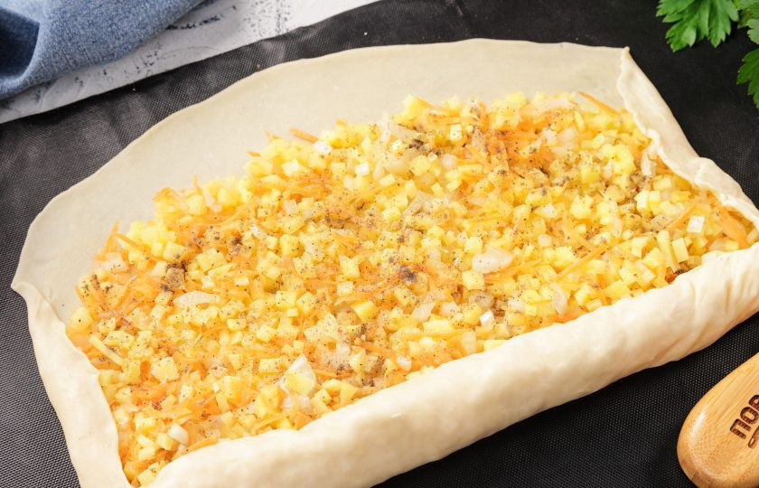 1. Этап. Ханум с овощами: Подверните края с двух сторон и сверните в рулет.