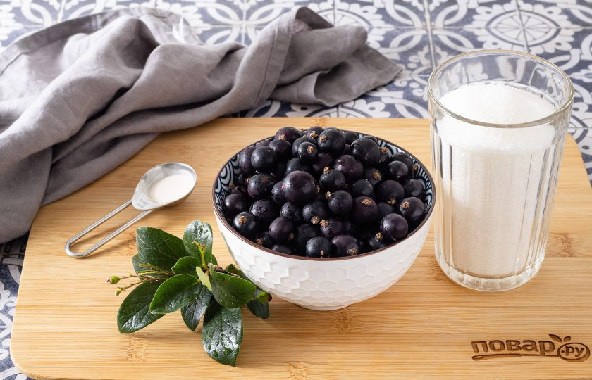 1. Этап. Черная смородина с агар-агаром на зиму: Подготовьте все ингредиенты.