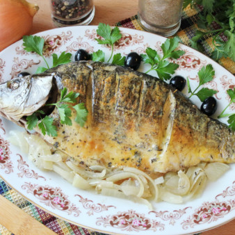 Карп в духовке на луковой подушке