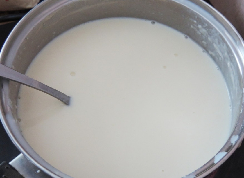 1. Этап. Запеченная брокколи под соусом: 5. Молоко подогреваю в микроволновой печи до комнатной температуры, порционно вливаю его к мучной смеси.