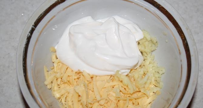 1. Этап. Мясо по-министерски: Натрите на терке твердый сыр. Можно выбрать сыр любого сорта, но желательно брать тот, который лучше всего плавится. Добавьте майонез и тщательно все перемешайте.