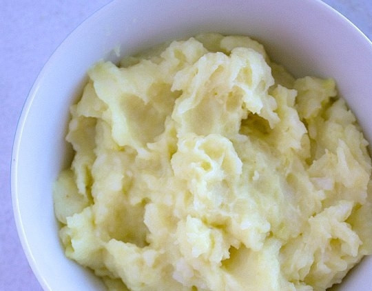 1. Этап. Котлетки из куриной грудки: 1. Очистите картофель и нарежьте его кусочками, затем отварите со щепоткой соли и щепоткой куркумы, разомните в пюре.