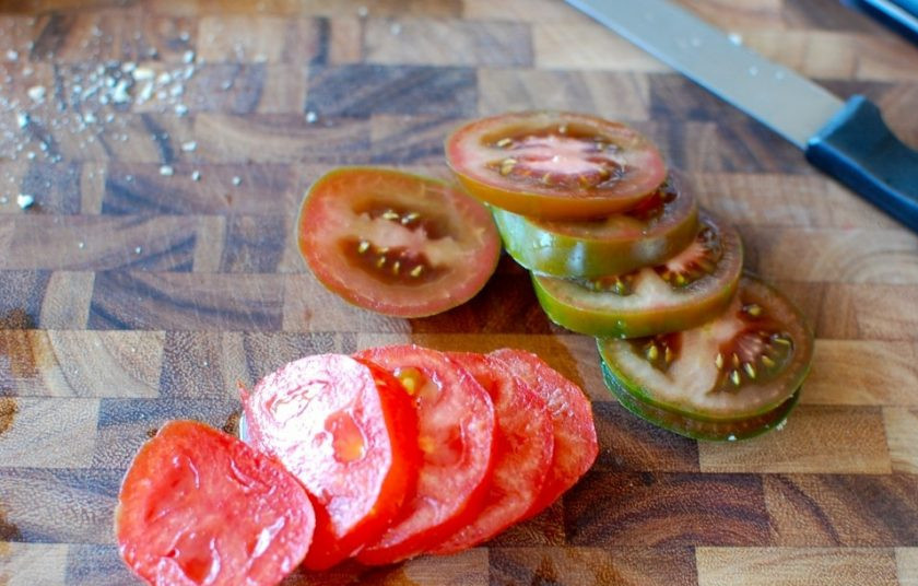 1. Этап. Брускетта с авокадо и томатами: 4. Помойте и нарежьте помидоры кольцами.