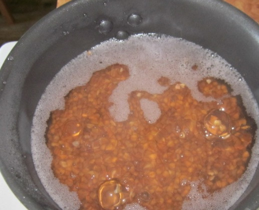 1. Этап. Каша гречневая на молоке: Наливаем воду в кастрюлю и доводим ее до кипения. Гречневую крупу промываем несколько раз и засыпаем ее в кипящую воду, варим примерно 10 минут, пока гречка не впитает жидкость.