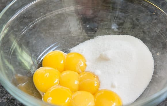 1. Этап. Семифредо: 1. Итак, в глубокой миске соедините желтки и 100 г сахара.