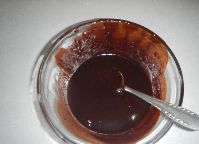 1. Этап. Крем для медовика со сгущенкой: Растопите шоколад. И добавьте потом в него кипяченую воду. Если у вас сто граммовая плитка, то добавляйте 5 чайных ложек.