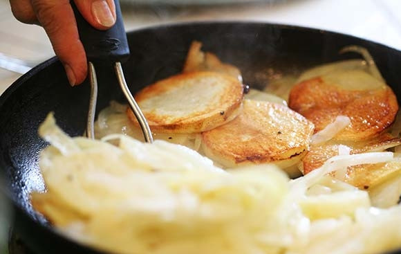 1. Этап. Домашняя жареная картошка с луком: 3. Частями переверните аккуратно картошечку с луком, постарайтесь сохранить слои.