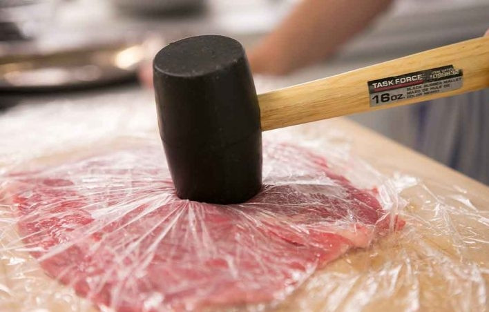 1. Этап. Говяжий рулет: 1. Вымойте мясо, оботрите его салфетками. Застелите мясо пленкой и отбейте его (около 1-1,5 см в толщину). В чашу комбайна выложите петрушку, орехи, сыр, чеснок, щепотку соли, перца и взбейте до однородной пасты, затем медленно вливайте растительное масло и продолжайте взбивать.