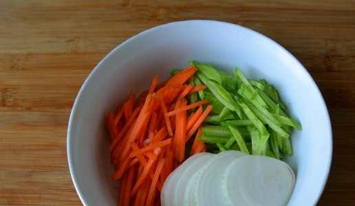 1. Этап. Завертон с индейкой и маринованными овощами: Для приготовления этой закуски надо заранее приготовить маринованные овощи, минимум за 12 часов. Сразу скажу - готовьте больше. Эта закуска будет очень популярна на пикнике сама по себе и подойдёт к шашлыку и мясу-гриль. Берём морковь, редьку и лук, моем, чистим. Морковь и редьку натираем на тёрке для моркови по-корейски тонкими полосками, лук тонкими кольцами.