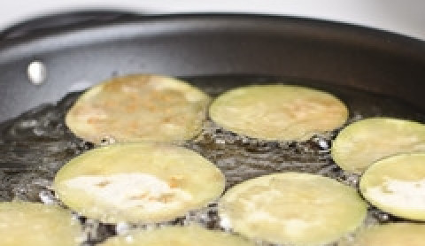 1. Этап. Запеканка из баклажанов с мясом: Обжарьте их с каждой стороны, до румяной корочки.