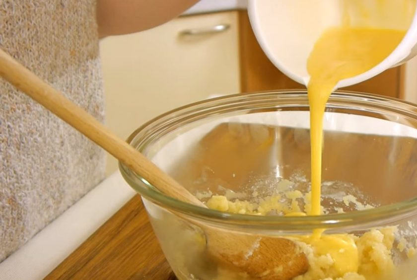 1. Этап. Профитроли закусочные: 2. Снимите с огня, переложите тесто в миску и остудите в течение 10 минут. Яйца взболтайте в однородную массу и в три приема добавьте к тесту, хорошо размешивая после каждого.