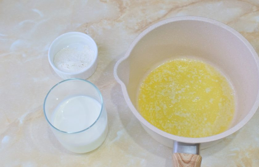 1. Этап. Мясо по-орловски из свинины: В сотейнике растопите сливочное масло. Смешайте его с мукой и сливками. Подержите немного на огне, чтобы соус стал густеть.