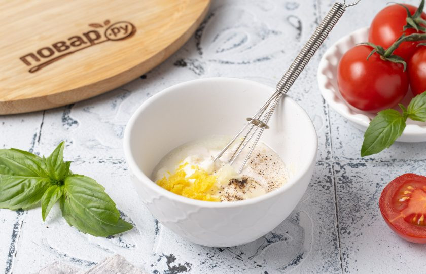 1. Этап. Салат Примавера: Для соуса смешайте майонез со сметаной. Добавьте лимонную цедру и сок (по вкусу), измельченный зубчик чеснока, соль и черный молотый перец. Все перемешайте.