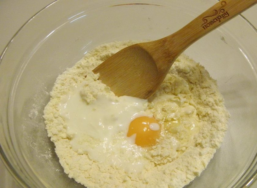 1. Этап. Сметанное печенье: 3. Добавьте сметану и сырое яйцо. Перемешайте хорошо. Масса будет жидковатой, и теперь вводите оставшуюся муку частями.