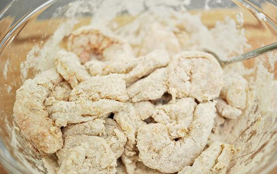 1. Этап. Креветки барбекю: 3. Обсушить креветки бумажным полотенцем, а затем обвалять в смеси специй.