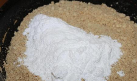 1. Этап. Белая халва: Добавляем сахарную пудру, перемешиваем и оставляем на огне еще минуты 3-4.