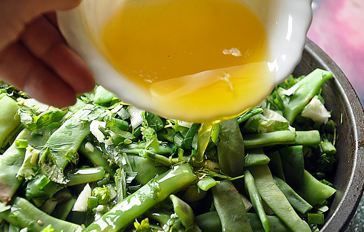 1. Этап. Борани из цыплят со стручками фасоли: Тем временем стручки фасоли отварите в подсоленной кипящей воде, затем слейте на дуршлаг. Выложите фасоль на сковородку, добавьте мелко нарезанную зелень, лук, посыпьте сахаром (2 ч.л.), молотой корицей, положите 2 бутона гвоздики, посолите и поперчите. Затем влейте топленое масло и перемешайте.