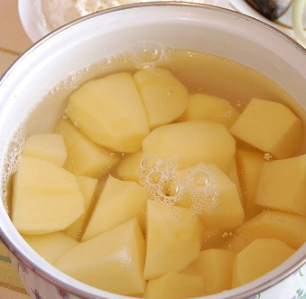 1. Этап. Тарталетки с селедкой: 1. Для начала следует заняться основой для тарталеток. Это будут не просто корзиночки из теста, - они будут из картофеля. Сперва картофели нужно вымыть, очистить и нарезать средними кусочками. Залить водой и отправить вариться до готовности.