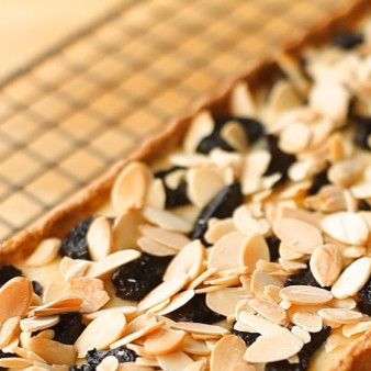 Торт с заварным кремом и черносливом