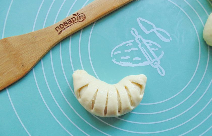 1. Этап. Дрожжевые рогалики с вишней: Накройте половинкой с прорезями и придайте форму рогалика.