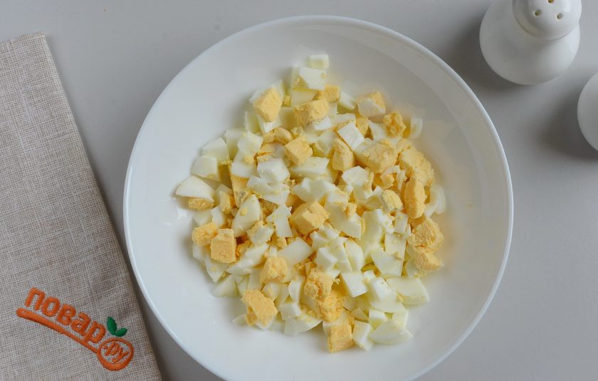 1. Этап. Слоеный салат из курицы: Порежьте яйца кубиками.