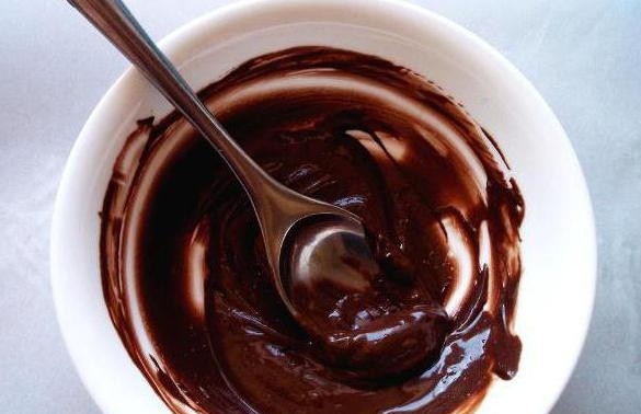 1. Этап. Конфеты Баунти (простой рецепт): Шоколад поломайте на дольки и растопите в микроволновке. Примерно 15 секунд хватит, чтобы шоколад полностью расплавился.