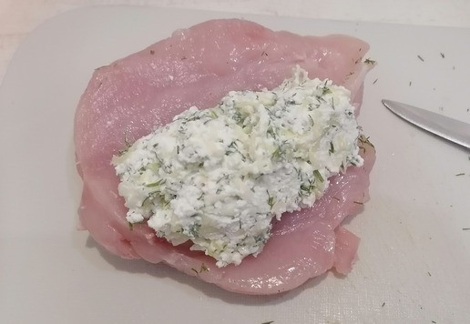 1. Этап. Куриные кармашки с необычной начинкой: Филе натереть солью и специями, сделать разрез и в получившийся кармашек положить начинку. По желанию можно закрепить зубочисткой