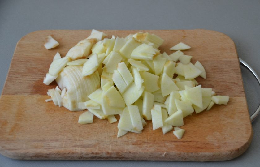 1. Этап. Ленивый яблочный штрудель: Яблоки очистите и порежьте их на тонкие пластинки.
