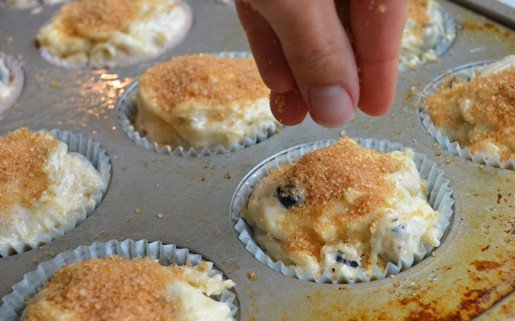 1. Этап. Маффины на молоке: 6. Разложите тесто в формы. При желании сверху тесто можно присыпать сахаром. Отправьте маффины в духовку.