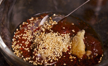 1. Этап. Лосось с острым соусом: Для соуса смешайте чили хлопья, пасту чили, лимонный сок, уксус, мед и кунжут.