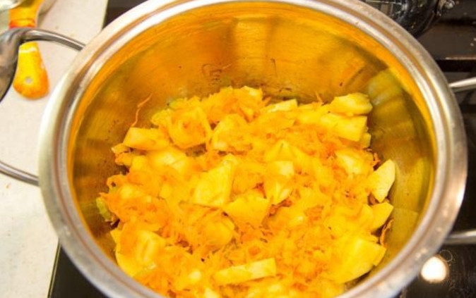 1. Этап. Суп гречневый с фрикадельками: 3. Очистите картошку и нарежьте ее кусочками, выложите в кастрюлю к овощам, перемешайте. Влейте воду и добавьте промытую гречневую крупу.