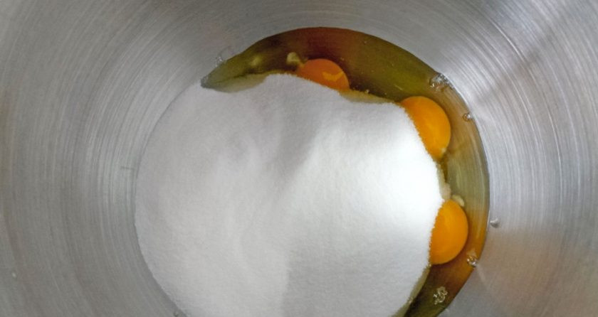 1. Этап. Бисквитный торт Графские развалины: 3. В чашу вбиваю яйца комнатной температуры и всыпаю сахарный песок.