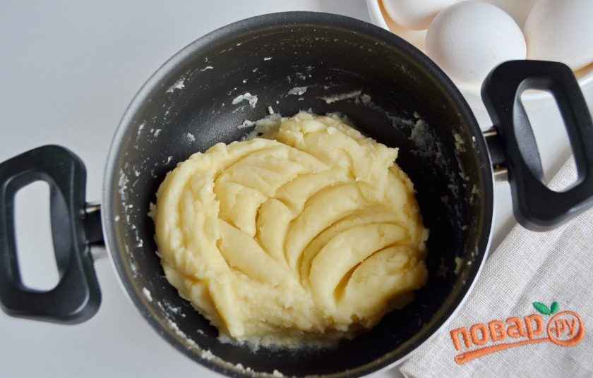 1. Этап. Торт Карпатка с заварным кремом: Тесто готово, дайте ему остыть, чтобы яйца не свернулись, когда будете их добавлять, это важно!