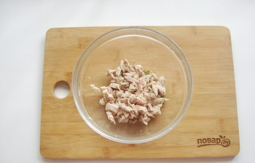 1. Этап. Киш с курицей и цветной капустой: Тем временем приготовьте начинку в пирог. Отварную курицу мелко нарежьте и выложите в миску.