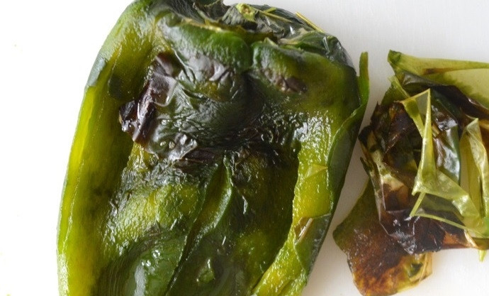 1. Этап. Куриные котлеты с зеленым перцем: 3. Разверните пакет и снимите кожуру, нарубите мелко мякоть.