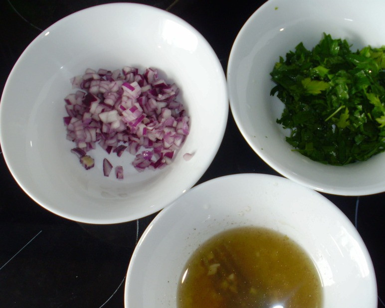 1. Этап. Салат к ленивым голубцам: Мелко нарезаем лук и петрушку. Смешиваем масло, уксус, раздавленный чеснок, соль, сахар и перец для маринада.