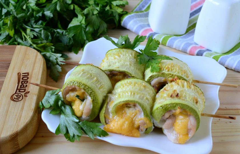 1. Этап. Рулетики из кабачков с куриной грудкой: Запекайте рулетики из кабачков с куриной грудкой в духовке при температуре 160 градусов 30-40 минут. Подавайте рулетики из кабачков на шпажках или порционно. Приятного аппетита!