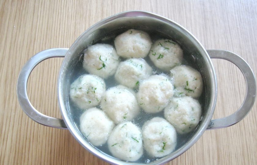 1. Этап. Куриный бульон с галушками из лаваша: В кастрюлю налейте воду, доведите её до кипения и выложите в кипящую воду шарики из муки. Варите их 10-12 минут и выключайте.