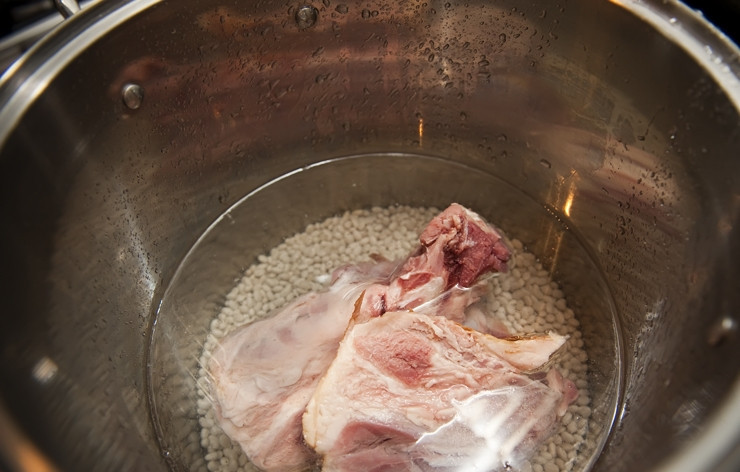 1. Этап. Фасолевый суп с мясом: Промойте фасоль и положите ее в большую кастрюлю, вместе с говяжьей косточкой. Залейте водой и доведите до кипения. Накройте крышкой и пусть варится на очень слабом огне в течение нескольких часов, пока бобы не станут мягкими. Не мешайте, потому что бобы могут превратиться в последствие в пюре.