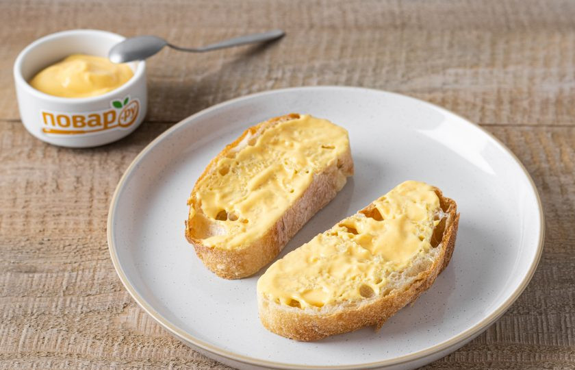 1. Этап. Теплые бутерброды с авокадо и помидорами: Ломтики хлеба смажьте сырным соусом.