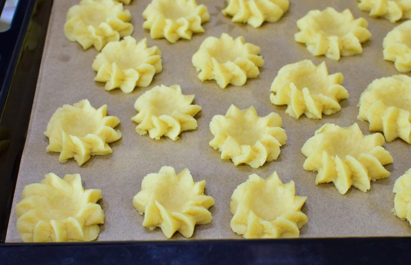 1. Этап. Песочное печенье с повидлом: Песочное печенье может быть любой формы. Можно отсадить тесто из кондитерского мешка с насадкой.