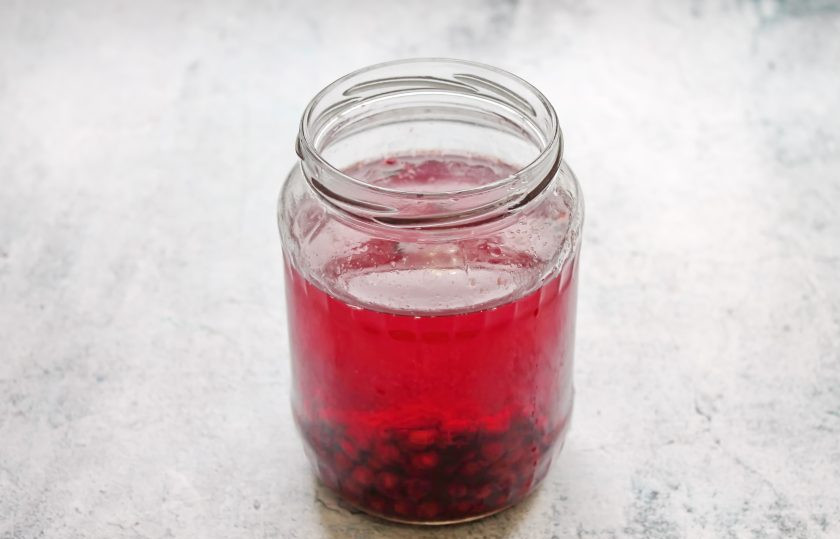 1. Этап. Настойка на косточках вишни: Косточки вместе с соком, который будет с ними, переложите в чистую банку. Залейте их самогоном и оставьте на две недели.