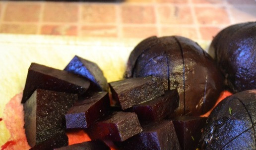 1. Этап. Закуска из свёклы: Свёклу хорошо промыть. Отварить до мягкости удобным способом. Я готовила в пароварке в течение часа. Остудить, нарезать.